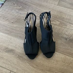 Black high heel Cosmopolitan brand, black party shoe, never been worn, size 8.5